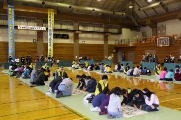 あいさつ標語カルタ大会での熱戦1