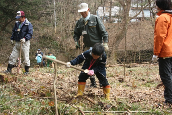 地域の方の指導で一所懸命に