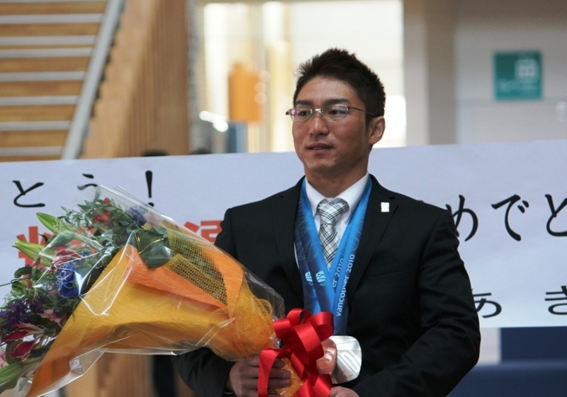 パラリンピックでの活躍を報告する森井大輝選手