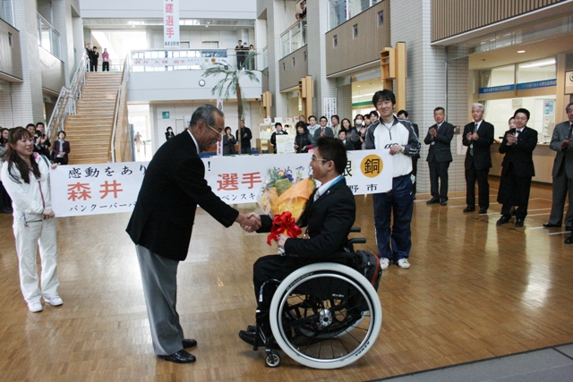 花束を受ける森井大輝選手