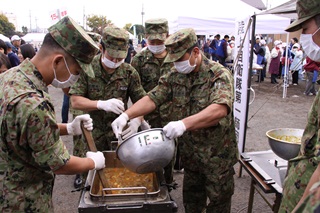 自衛隊による炊き出し