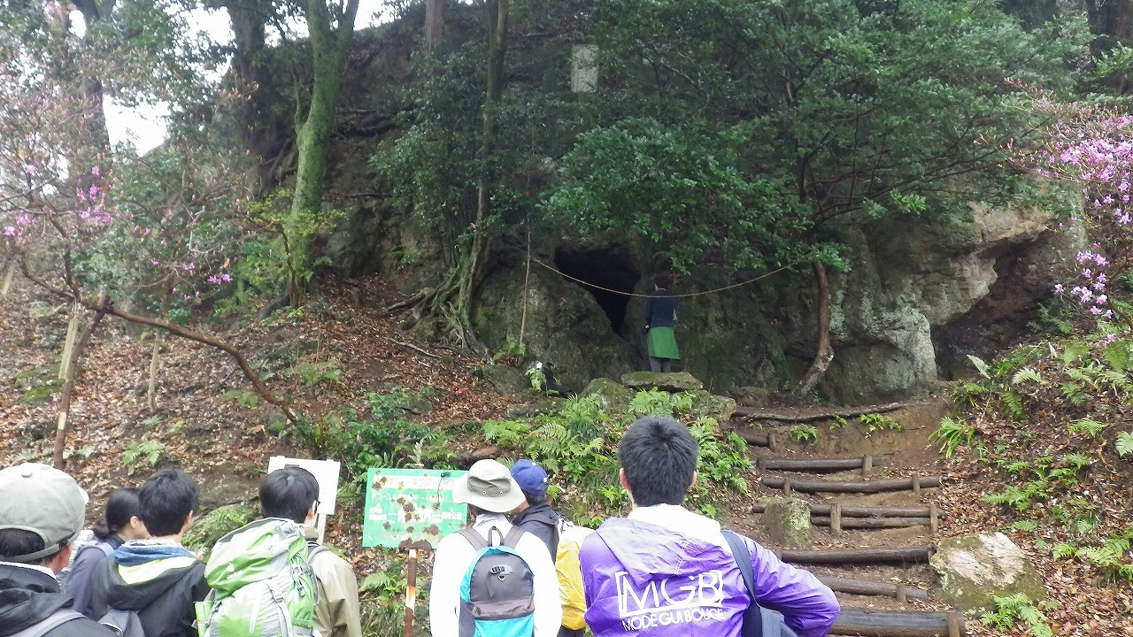 洞穴（貴志嶋神社奥の院）