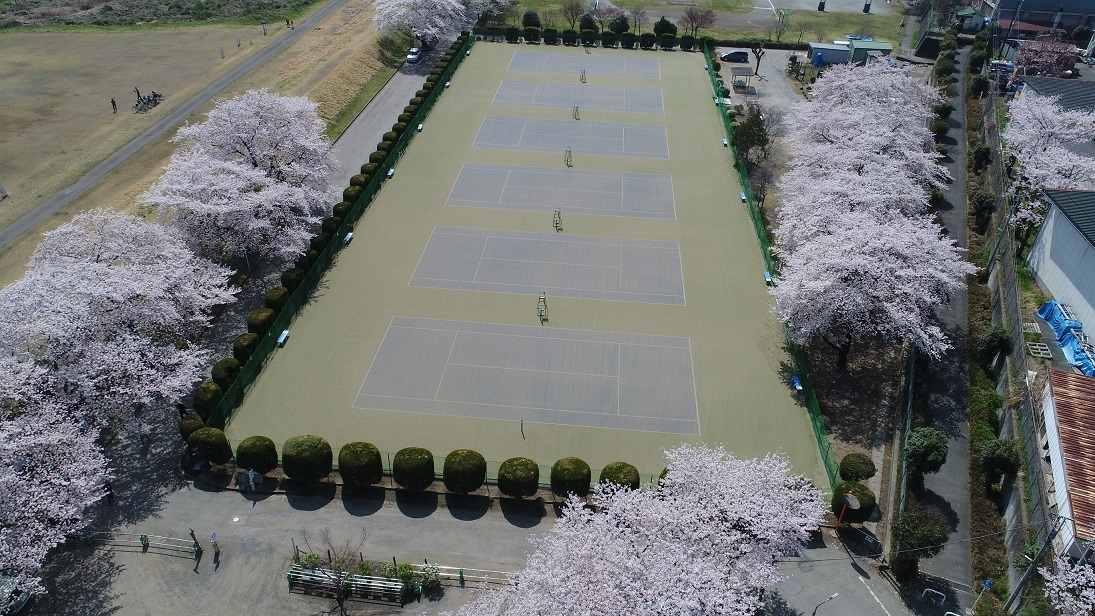 総合グラウンドテニスコートを上空から撮影した写真