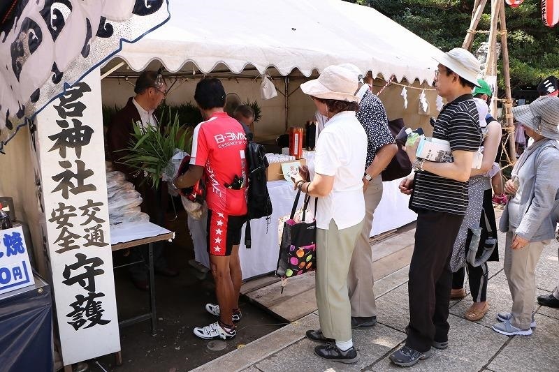 食べると風邪をひかないといわれる「厄除け生姜」！買い求める方の列ができています。