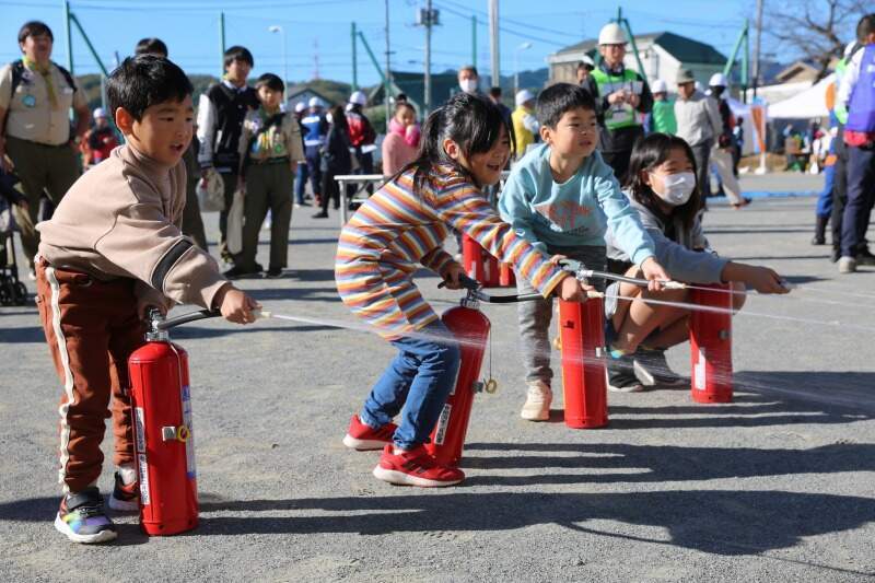 子どもたちが消火器体験