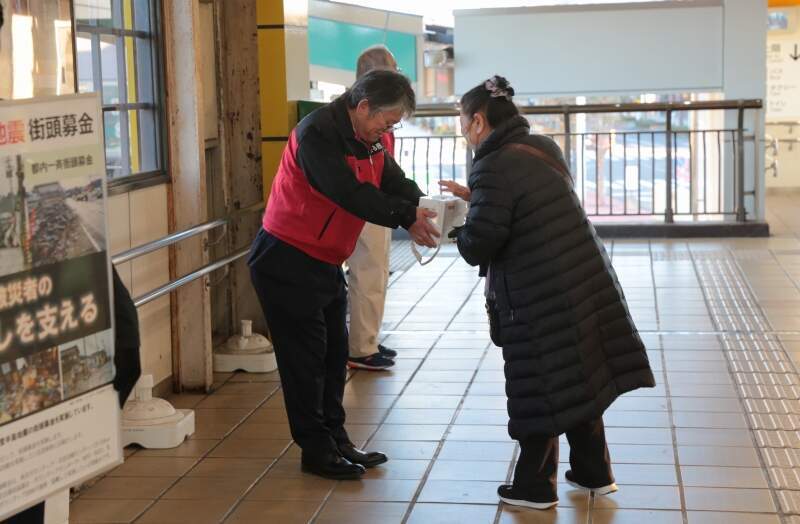 街頭募金をしている様子