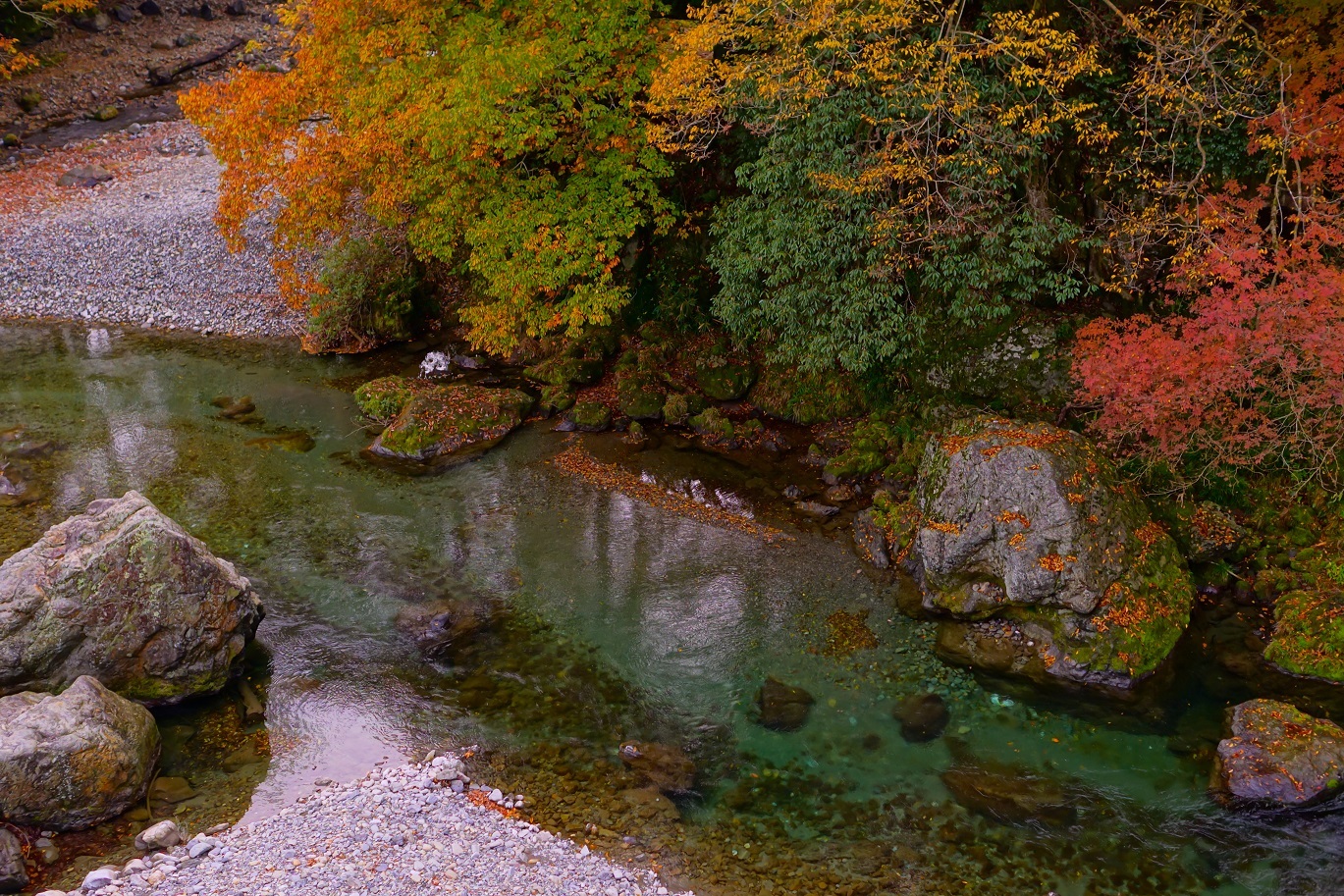 沢戸橋から見た秋川渓谷の写真